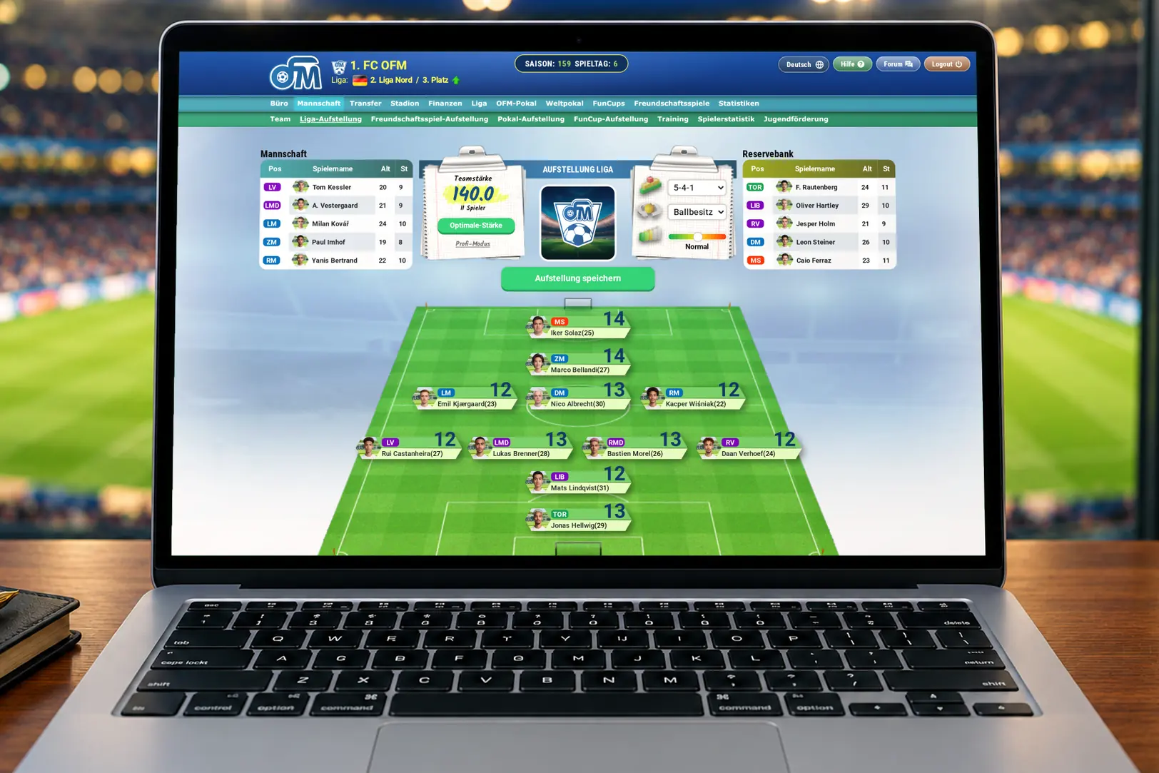 Laptop mit der Liga-Aufstellung im OFM: Formation, Teamstärke und Reservebank, im Hintergrund ein Stadion bei Flutlicht