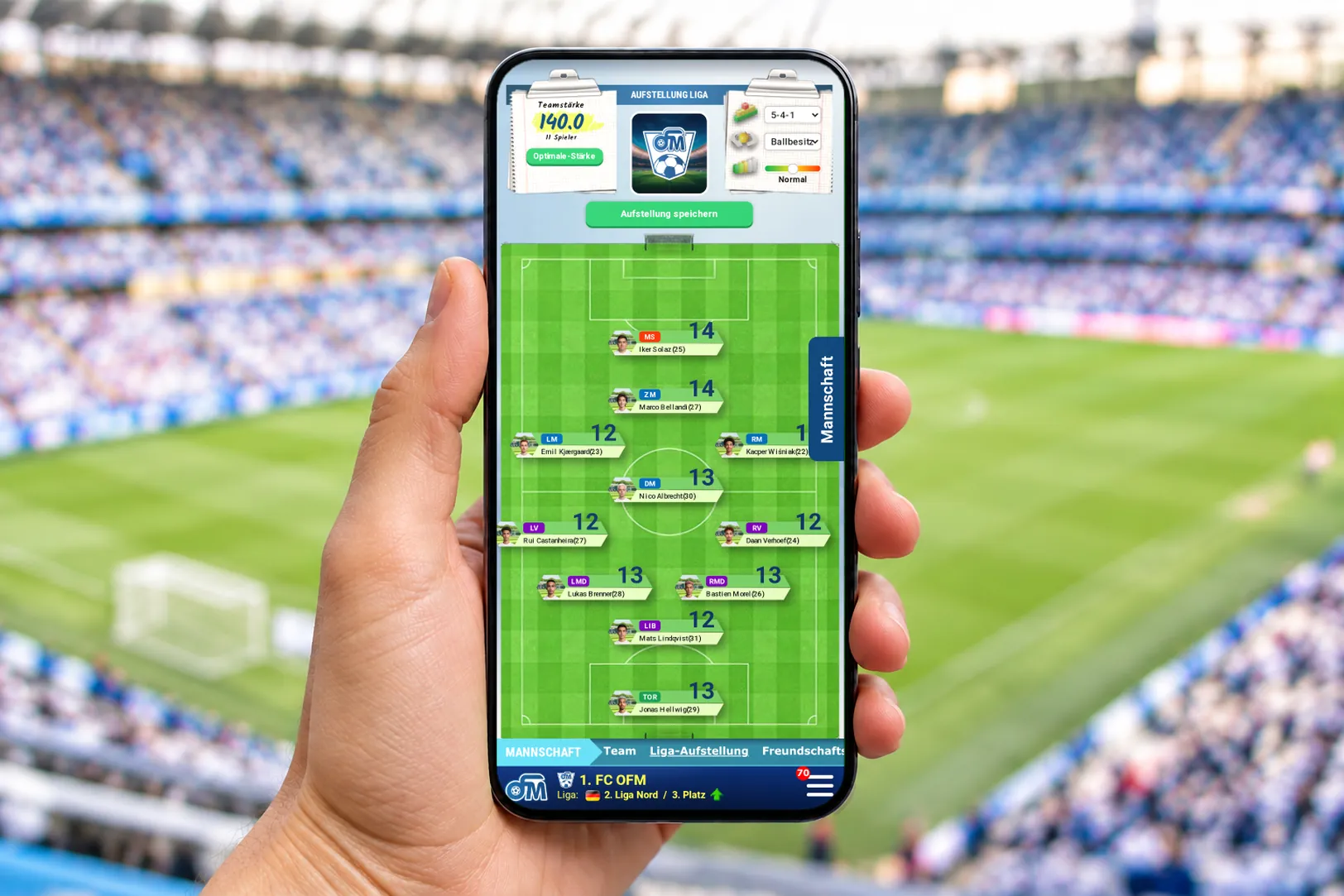 Smartphone mit der Aufstellung in der OFM-App, im Hintergrund ein Stadion
