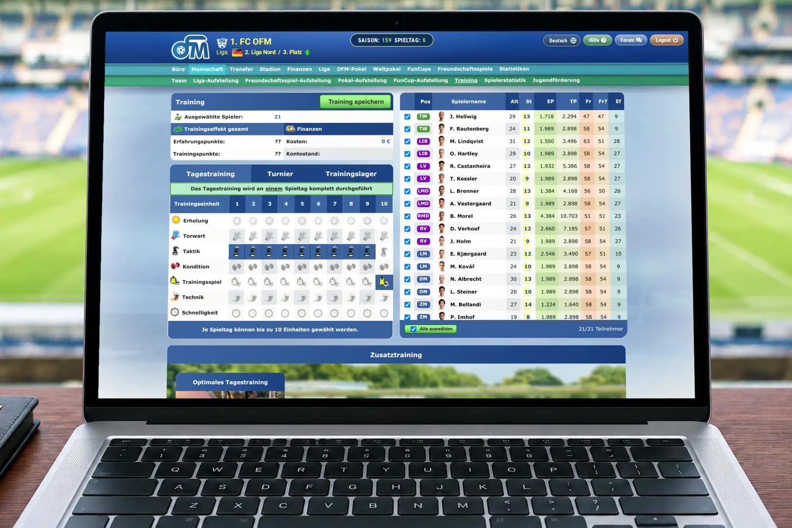 Laptop mit dem Trainingsplan im OFM-Browsergame: zehn Trainingseinheiten pro Spieltag